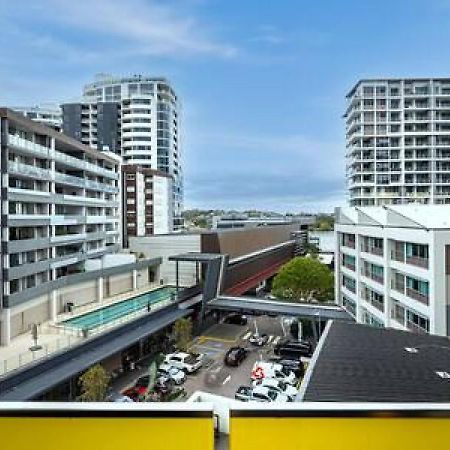 54Q Abnb-Style Apt Opposite Lush Park Playground, Portside 2Br Fpkg บริสเบน ภายนอก รูปภาพ